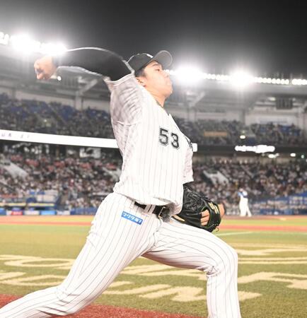 輝く新星だ！８回の攻撃中、最終回のマウンドに向けキャッチボールするロッテ・木村優人＝２４日、ＺＯＺＯマリンスタジアム（撮影・開出牧）