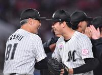 負ければ最下位確定の試合でプロ初完封勝利を挙げ、吉井理人監督（左）と笑顔で握手を交わすロッテ・木村優人＝２４日、ＺＯＺＯマリンスタジアム（撮影・開出牧）