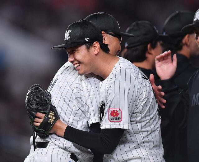 希望の光だ！プロ初完封勝利を挙げ、吉井理人監督（左）と抱き合い会心の笑みを浮かべるロッテ・木村優人＝２４日、ＺＯＺＯマリンスタジアム（撮影・開出牧）