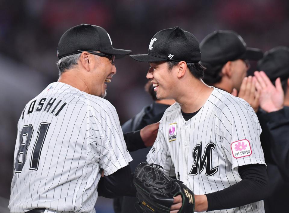 負ければ最下位確定の試合でプロ初完封勝利を挙げ、吉井理人監督（左）と笑顔で握手を交わすロッテ・木村優人＝２４日、ＺＯＺＯマリンスタジアム（撮影・開出牧）
