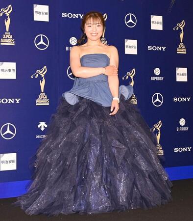 ドレスアップ撮影でポーズをとる佐久間朱莉＝１６日、都内（撮影・開出牧）