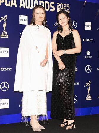 ポーズをとる渡辺彩香（左）、柏原明日架＝１６日、都内（撮影・開出牧）