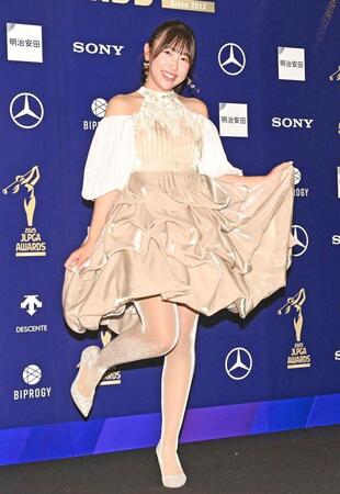 ポーズをとる菅沼菜々＝１６日、都内（撮影・開出牧）