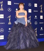 ドレスアップ撮影でポーズをとる佐久間朱莉＝１６日、都内（撮影・開出牧）