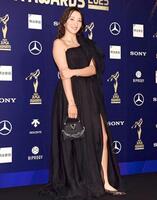 カメラマンのリクエストに応えて深く入ったスリットから美脚をのぞかせほほ笑む脇元華＝１６日、都内（撮影・開出牧）