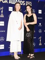 ポーズをとる渡辺彩香（左）、柏原明日架＝１６日、都内（撮影・開出牧）