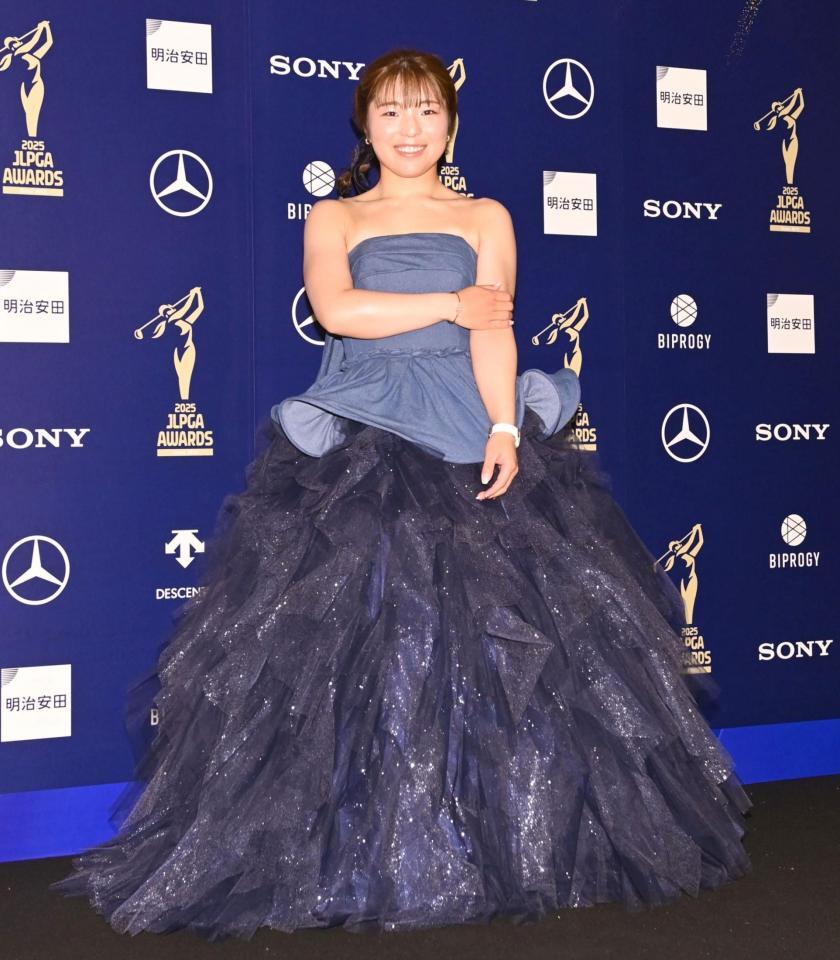 ドレスアップ撮影でポーズをとる佐久間朱莉＝１６日、都内（撮影・開出牧）