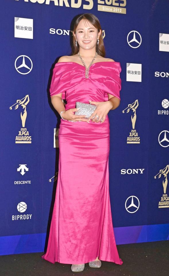 ポーズをとる河本結＝１６日、都内（撮影・開出牧）