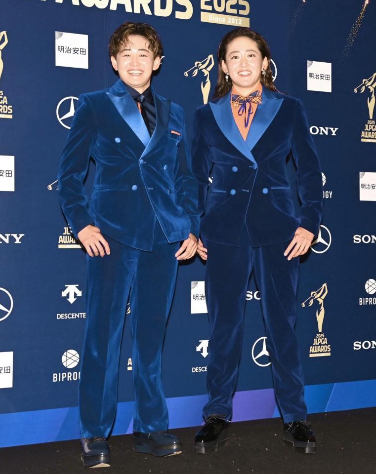 ポーズを決める岩井明愛（左）と岩井千怜＝１６日、都内（撮影・開出牧）