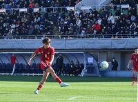 　見せ場作った！前半、シュートを放つ大社・坂田幸大＝２９日、ＮＡＣＫ５スタジアム大宮（撮影・開出牧）