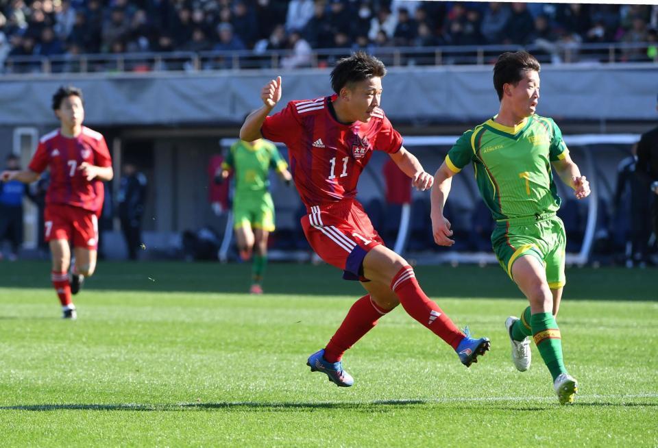 　前半、果敢にシュートを放つ大社・星野千凪（１１）＝２９日、ＮＡＣＫ５スタジアム大宮（撮影・開出牧）