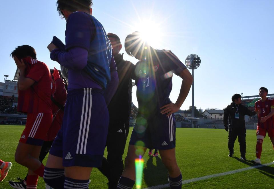 　初戦突破ならず肩を落としながら引き揚げる大社イレブン＝２９日、ＮＡＣＫ５スタジアム大宮（撮影・開出牧）