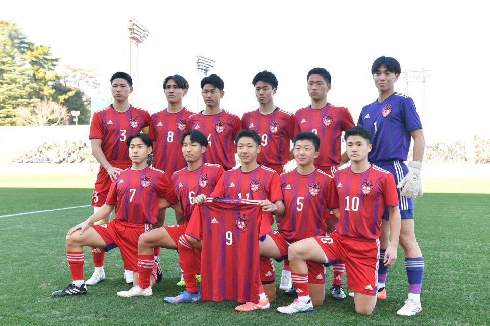 　４年ぶり１２度目の出場。試合前、記念撮影する大社イレブン＝２９日、ＮＡＣＫ５スタジアム大宮（撮影・開出牧）