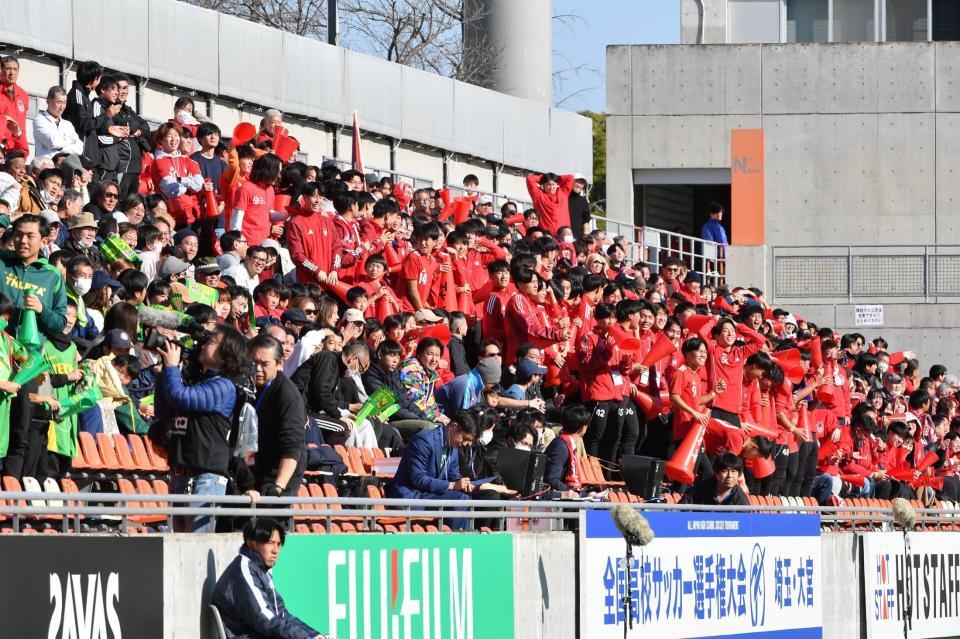 　前半、先制ゴールかと思われた大社・星野千凪のシュートに立ち上がるスタンドの応援団＝２９日、ＮＡＣＫ５スタジアム大宮（撮影・開出牧）