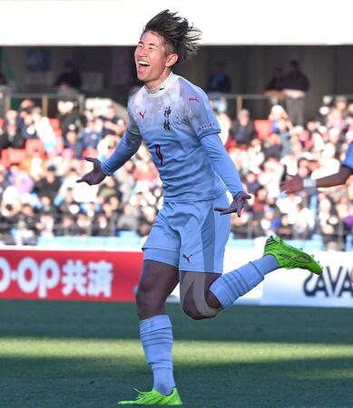 後半、ヘディングで４点目のゴールを決めベンチに向かって駆け出す神村学園・倉中悠駕＝４日、Ｕ等々力（撮影・開出牧）