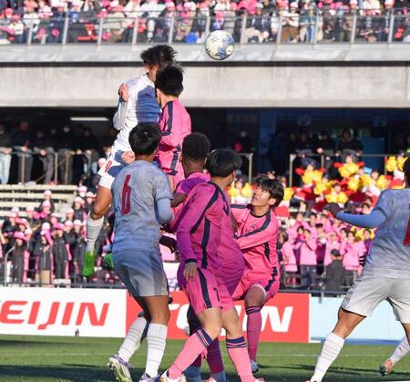 衝撃の打点！後半、ヘディングで４点目のゴールを決める神村学園・倉中悠駕＝４日、等々力（撮影・開出牧）