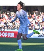 後半、ヘディングで４点目のゴールを決めベンチに向かって駆け出す神村学園・倉中悠駕＝４日、Ｕ等々力（撮影・開出牧）