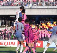 衝撃の打点！後半、ヘディングで４点目のゴールを決める神村学園・倉中悠駕＝４日、等々力（撮影・開出牧）