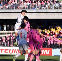無重力ヘッドだ！後半、ヘディングで４点目のゴールを決める神村学園・倉中悠駕（後方左）＝４日、Ｕ等々力（撮影・開出牧）
