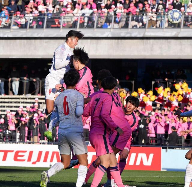 無重力ヘッドだ！後半、ヘディングで４点目のゴールを決める神村学園・倉中悠駕（後方左）＝４日、Ｕ等々力（撮影・開出牧）