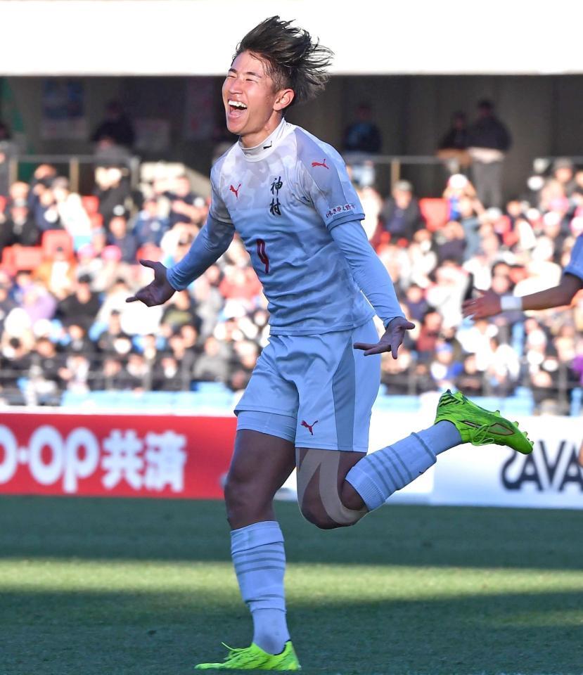 後半、ヘディングで４点目のゴールを決めベンチに向かって駆け出す神村学園・倉中悠駕＝４日、Ｕ等々力（撮影・開出牧）