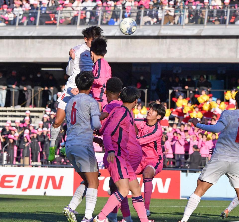 衝撃の打点！後半、ヘディングで４点目のゴールを決める神村学園・倉中悠駕＝４日、等々力（撮影・開出牧）
