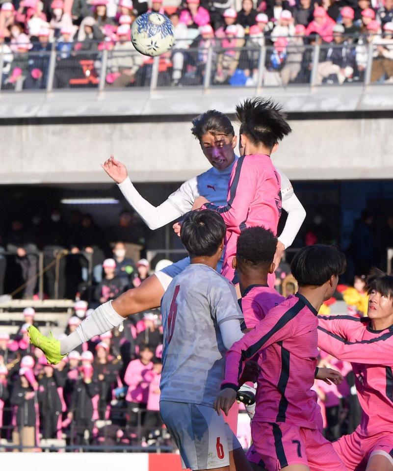 後半、日大藤沢のディフェンダーの背後から飛び上がり、ヘディングで４点目のゴールを決める神村学園・倉中悠駕（後方）＝４日、Ｕ等々力（撮影・開出牧）