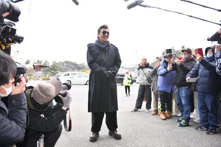 スタッフ会議に訪れファンと報道陣に囲まれる日本ハム・新庄剛志監督（中央）＝７日、鎌ケ谷市内の日本ハム球団施設（撮影・開出牧）