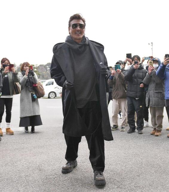 まるでハリウッドスターだ！おしゃれな“冬コーデ”でファンの前に現れた日本ハム・新庄剛志監督＝７日、鎌ケ谷市内の日本ハム球団施設（撮影・開出牧）