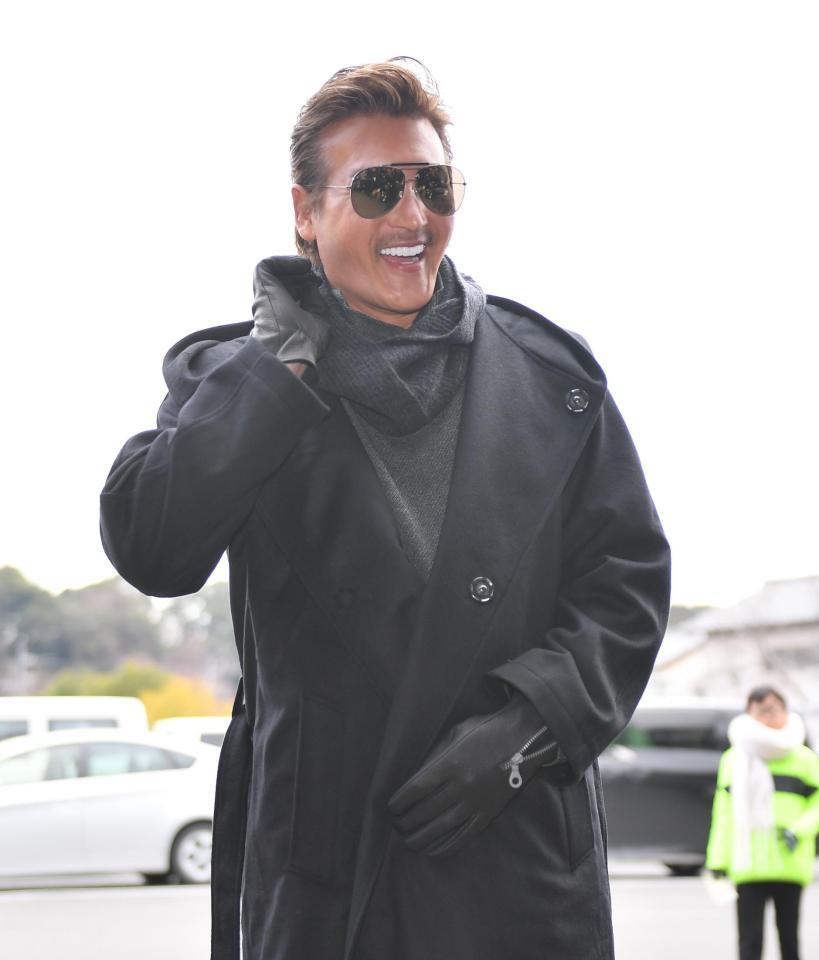 スタッフ会議の前に笑顔を見せる日本ハム・新庄剛志監督＝７日、鎌ケ谷市内の日本ハム球団施設（撮影・開出牧）