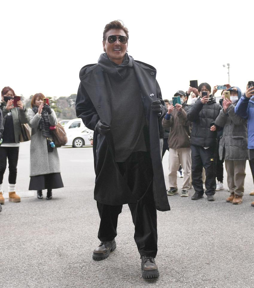まるでハリウッドスターだ！おしゃれな“冬コーデ”でファンの前に現れた日本ハム・新庄剛志監督＝７日、鎌ケ谷市内の日本ハム球団施設（撮影・開出牧）