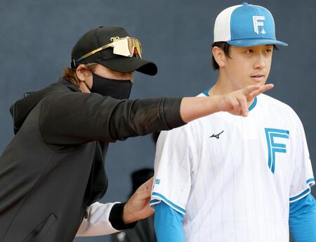 ブルペンで北山（右）にアドバイスする新庄監督＝エナジックスタジアム名護（撮影・西岡正）