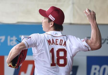 ブルペンで投げる前田＝金武（撮影・佐々木彰尚）