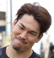 練習を終えて記者に近づく前田＝金武（撮影・佐々木彰尚）