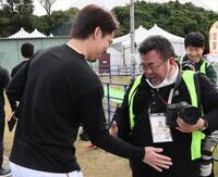 前田（左）におなかをさわられる記者