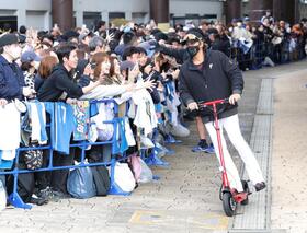 電動キックボードでさっそうと引き揚げる新庄監督＝エナジックスタジアム名護（撮影・西岡正）