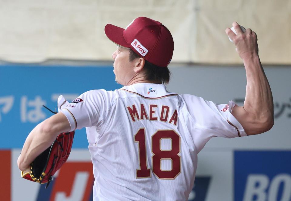 ブルペンで投げる前田＝金武（撮影・佐々木彰尚）