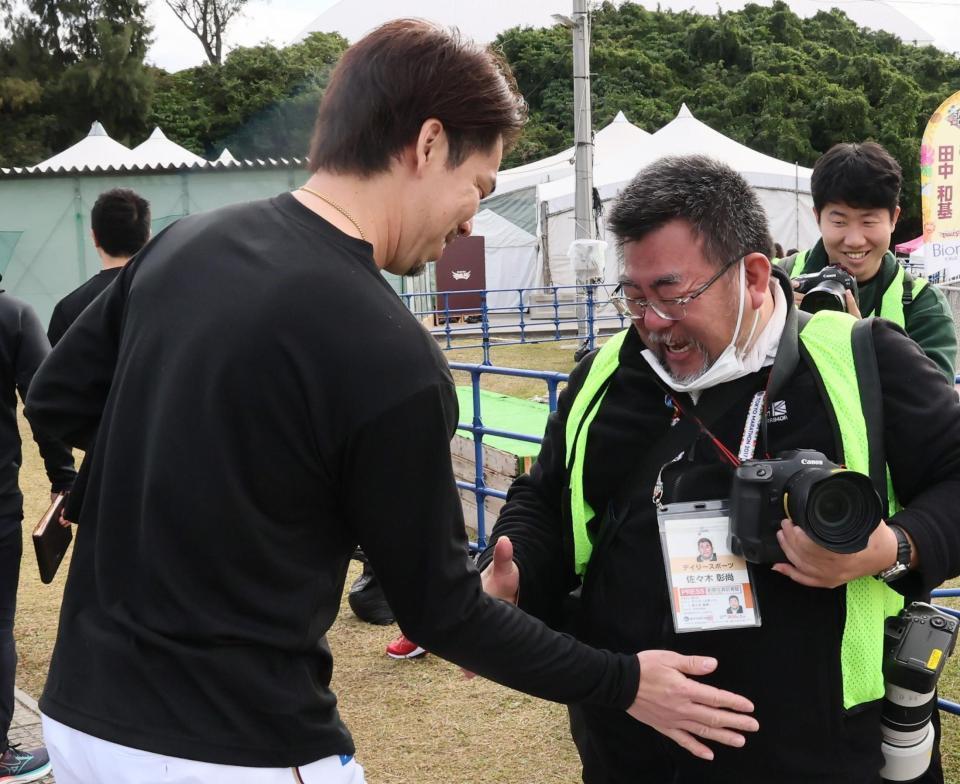 前田（左）におなかをさわられる記者