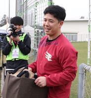 げたやサンダルを運ぶ藤井（撮影・佐々木彰尚）