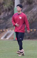 一本歯の下駄をはいてトレーニングをする藤井（撮影・佐々木彰尚）