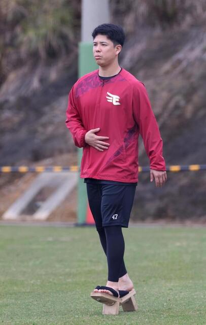 一本歯の下駄をはいてトレーニングをする藤井（撮影・佐々木彰尚）