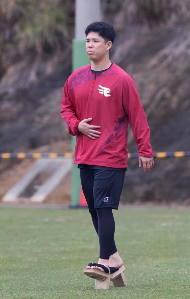 一本歯の下駄をはいてトレーニングをする藤井（撮影・佐々木彰尚）