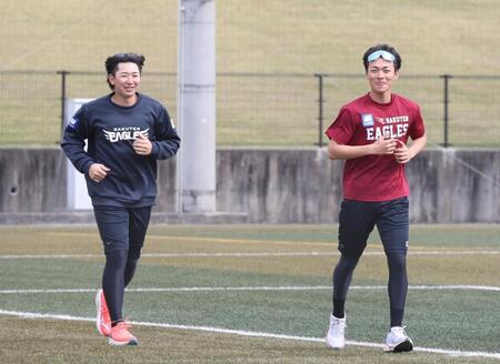 一緒に走る楽天ドラ１・藤原（右）とドラ２・伊藤（撮影・佐々木彰尚）