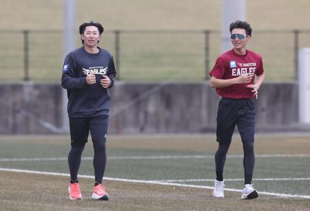 カメラマンに気づきサングラスを外して走る伊藤（左）と藤原（撮影・佐々木彰尚）