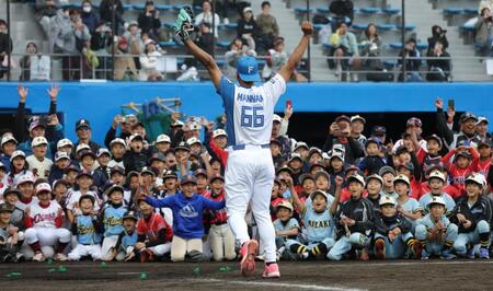 投球で柵越えを成功させ、子供たちに向かってガッツポーズの日本ハム・万波中正（６６）＝エナジックスタジアム名護（撮影・西岡正）