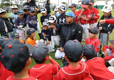 野球教室で正座して子供たちに打撃の話をする日本ハム・万波中正＝エナジックスタジアム名護（撮影・西岡正）