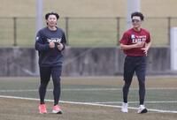 カメラマンに気づきサングラスを外して走る伊藤（左）と藤原（撮影・佐々木彰尚）
