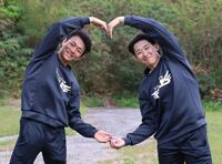 ハートのポーズを決める楽天ドラ１・藤原（左）とドラ２・伊藤（撮影・佐々木彰尚）