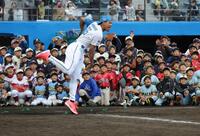 投球で柵越えを成功させる日本ハム・万波中正＝エナジックスタジアム名護（撮影・西岡正）