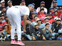 投球の柵越えを見届ける日本ハム・万波中正＝エナジックスタジアム名護（撮影・西岡正）